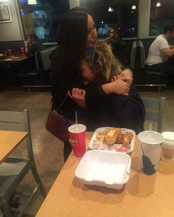 Ljudi su je gledali s gađenjem i odbijali dati ostatke hrane - ona joj je kupila cijelu večeru!