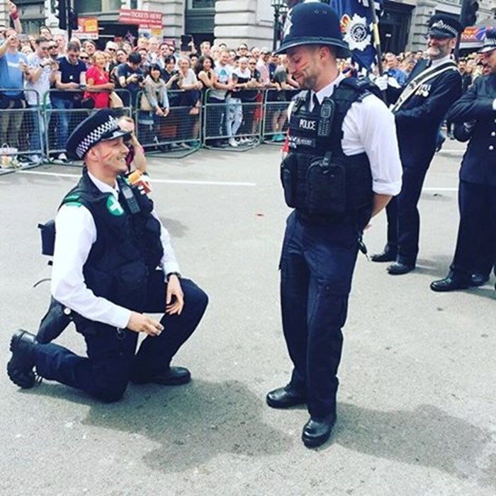 Londonski policajac zaprosio dečka dok su čuvali paradu