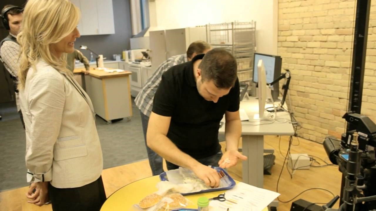 Znate li zbog čega McDonaldsovi burgeri izgledaju drukčije na slikama? Evo što rade prije slikanja!