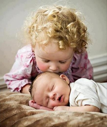 Mala plavušica obožava majušnog bracu