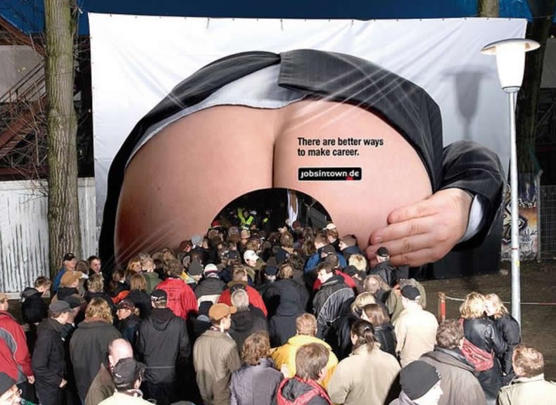 Hrpetina ljudi jedva stala u ogromno dupe