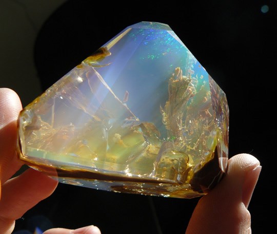 Prelijepi opal izgleda poput mora zarobljenog u kamenu