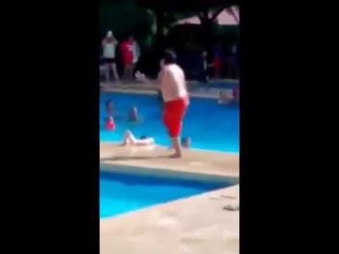 VIDEO: Simpa buco na bazenu čuo svoju omiljenu pjesmu i popustile sve kočnice!