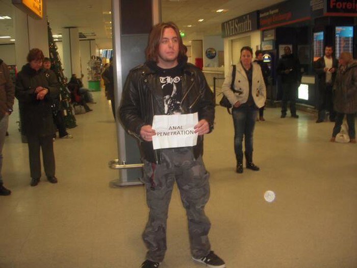 Zeznuto kad čekaš trash metal bend na aerodromu