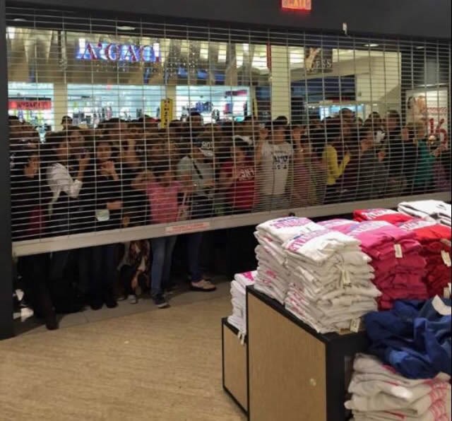 Američki šoping-zombiji čekaju otvorenje dućana