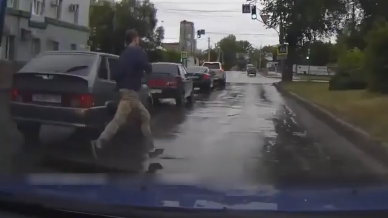 RUSKI TERMINATOR: Skucao ga auto, auto nastradao!