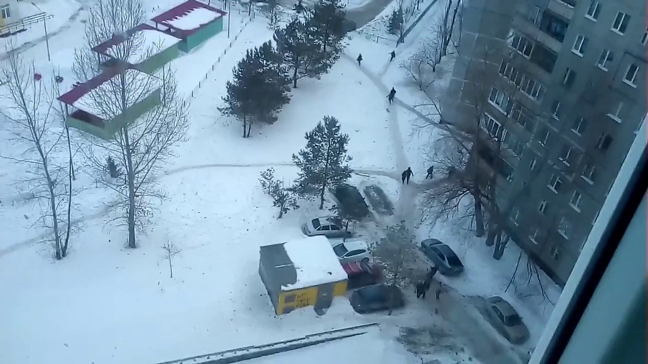 VIDEO Rus je otkrio kako prekinuti tuče i otjerati preglasne klince ispred zgrade