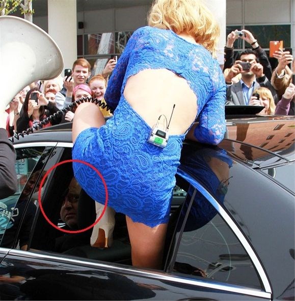 Ma gdje on to gleda? Sram ga bilo!