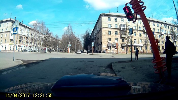 VIDEO Pješak htio popraviti semafor, pa ga srušio! Semafor skoro je završio na nečijem autu!