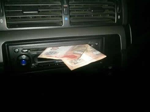 Kako cajkaš sluša auto-radio