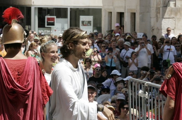 Turiste u Splitu zabavlja "car Dioklecijan" sa svitom