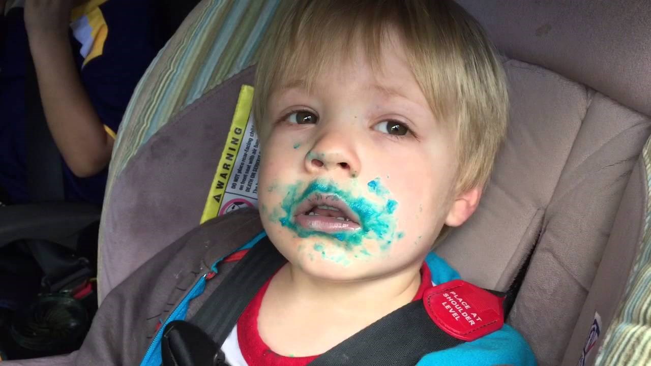 VIDEO: On da je pojeo kolač? Ma nema šanse!