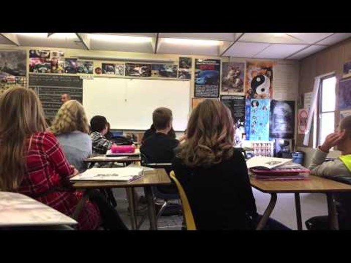 VIDEO Profesor je tijekom nastave skočio kroz prozor, a učenici su se počeli smijati!