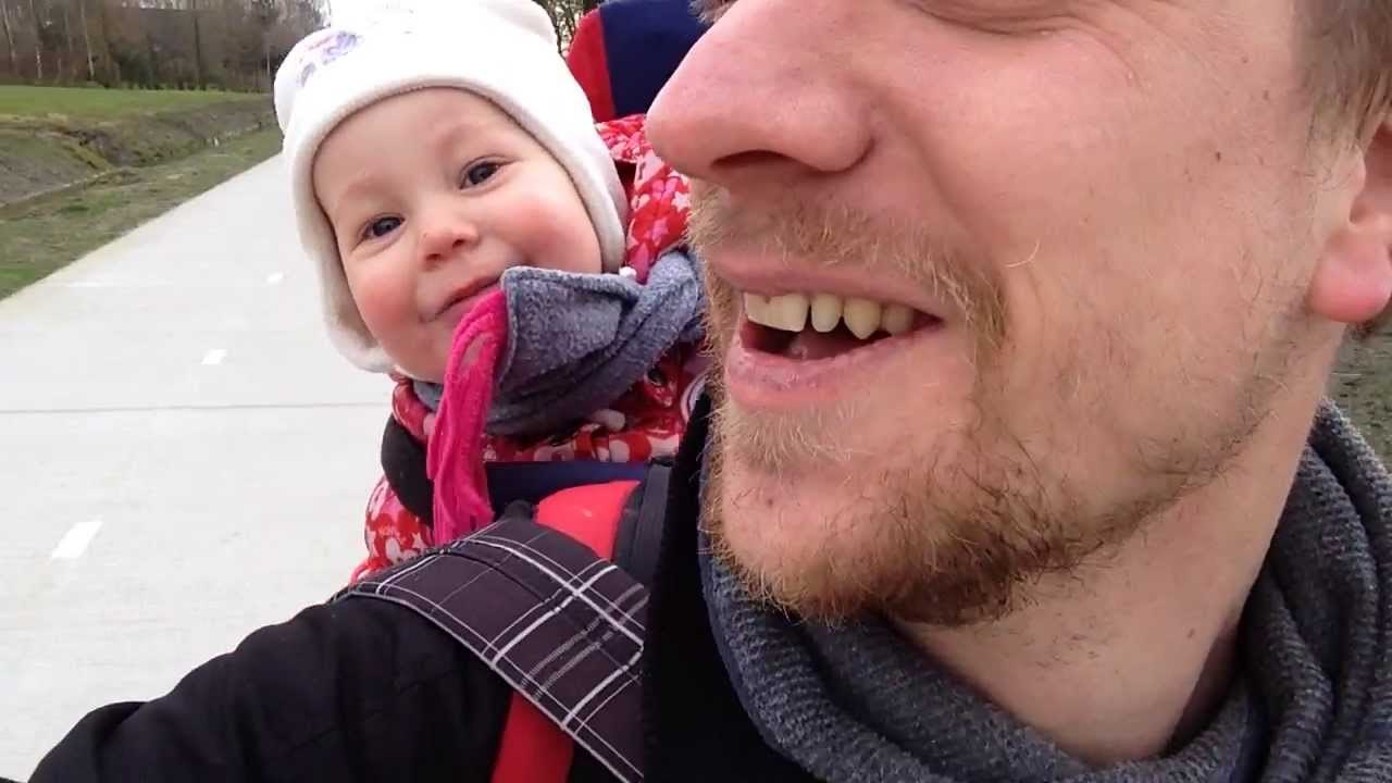 SAVRŠENI VIDEO ZA KRAJ TJEDNA: Bebica se valja od smijeha dok je tata uči izgovoriti "papa"