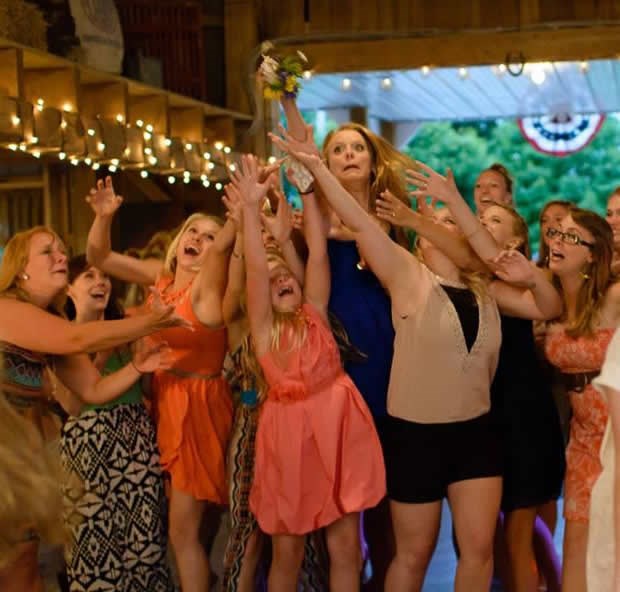 Očaj u očima, nada na licima: Žene hvataju buket