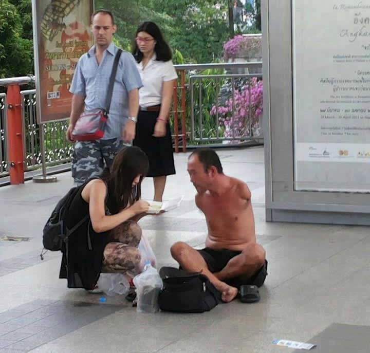 Anđeli postoje: Kupila mu ručak i nahranila ga