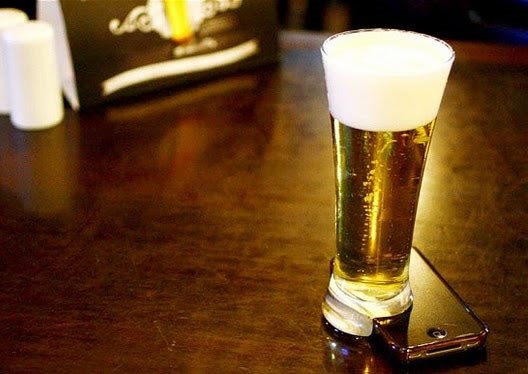 Pivom protiv mobitela: Čaša koja te riješava ovisnosti