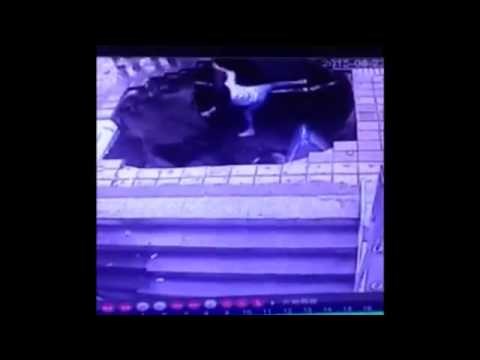 VIDEO: Čekali bus, progutala ih rupčaga