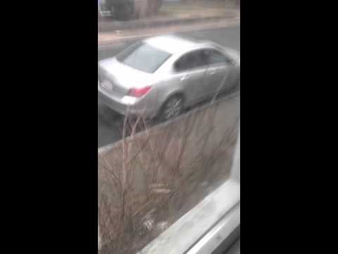 UHVAĆENO KAMEROM: Žena sišla s uma, divljački mu razorila auto i pokušala ga ubiti!