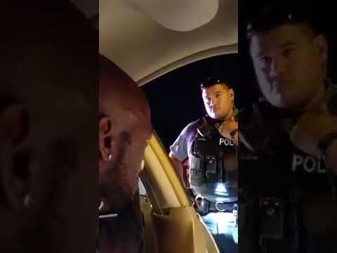 Afroamerikanac se izderao na policajca koji je izvadio pištolj i krenuo prema njemu, policajac ostao bez teksta