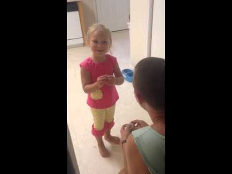 VIDEO: Nakon što je zaprosio mamu, morao je i njenu kćerku