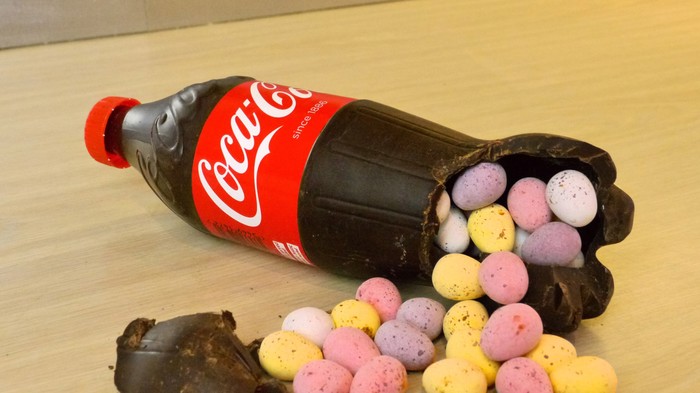 VIDEO: Uskršnja čokoladna Coca-Cola puna iznenađenja!
