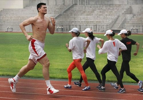 Košarkaški div: Yao Ming i "minijaturne" trkačice