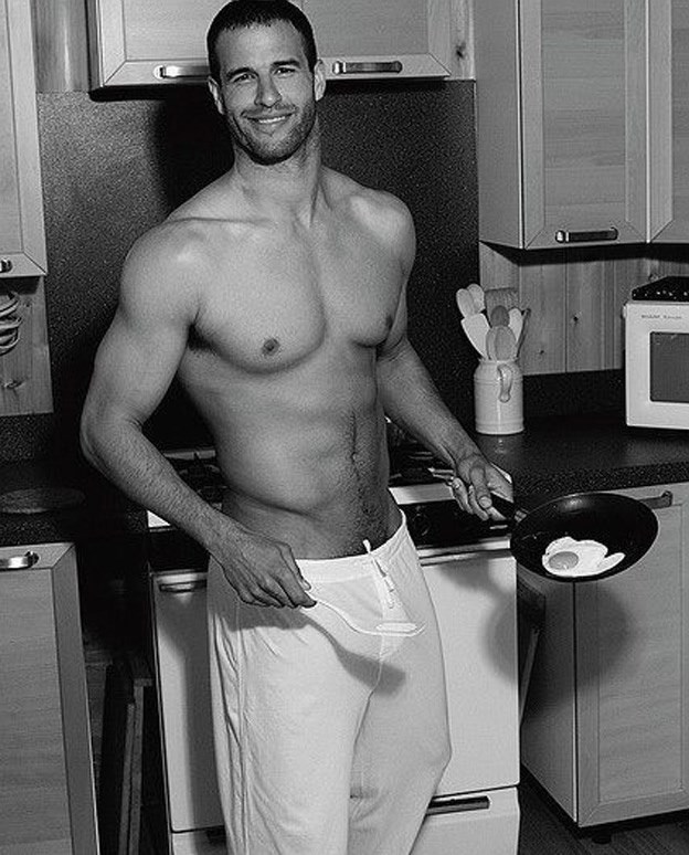 Mišićavi macan drži jaje: Cure, može ovakvo buđenje?