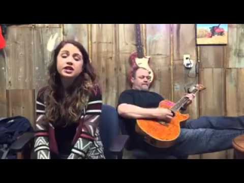 VIDEO: Počeo je svirati poznatu pjesmu iz 1973. godine, ali kada se njegova kćerka uključila nastao je hit!