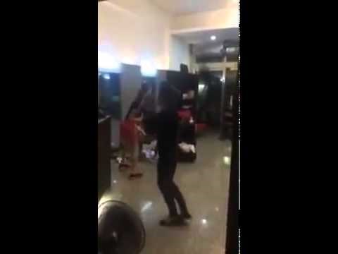 VIDEO: Podivljala žena s maljem u ruci pokazala zašto je biti frizer najopasnije zanimanje