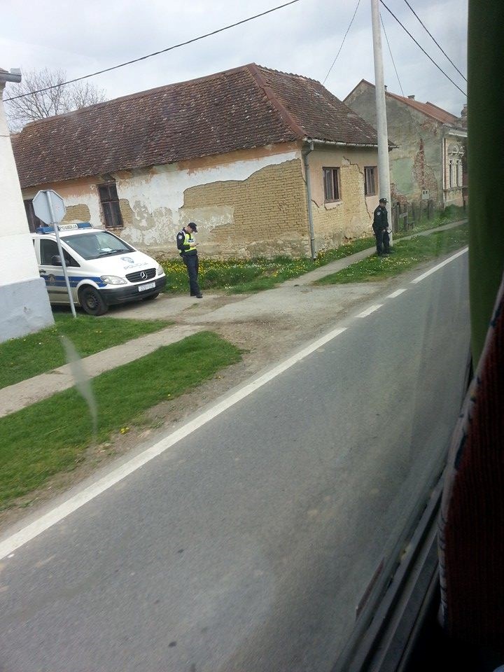 Za policiju zakoni ne vrijede: Uhvaćeni u skrivanju iza bandere!