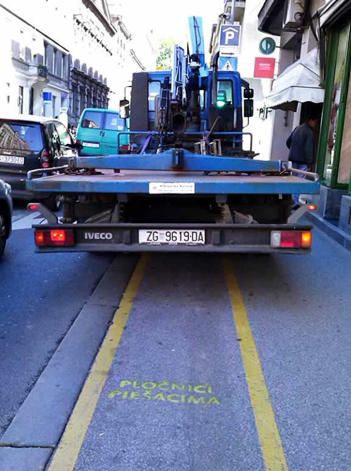 Pauk parkao na biciklističku stazu na "Pločnici pješacima"