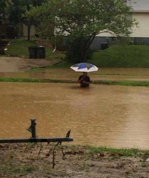 Genijalac se bori s kišom: Poplava nije ništa, bitno je da nije pokisnuo!