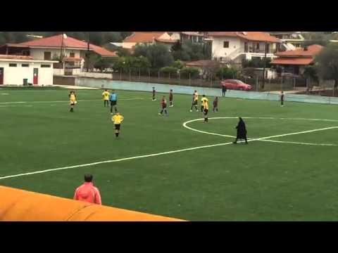 Baka sa štapom ravno na teren usred utakmice