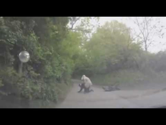 VIDEO Motocikl se djevojci zabio u auto, ona zaboravila povući ručnu kočnicu prije nego što je izletjela van!