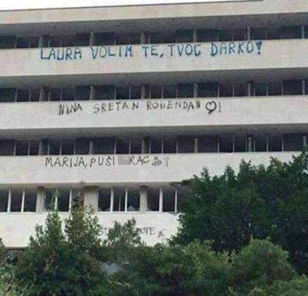 Dvojica muškaraca putem grafita pokazala su svoju ljubav, a treći je uništio romantiku!