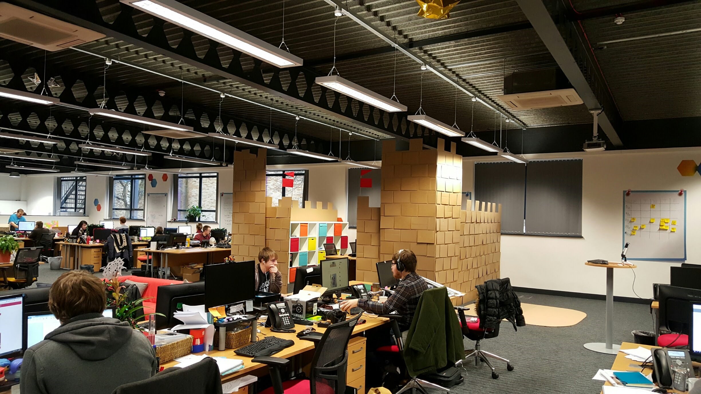 Šef ih davio da je ured katastrofa, dečki prolupali i napravili čudo!