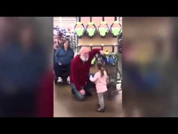 Starca iz supermarketa je zamijenila s Djedom Božićnjakom, a on je odmah prihvatio svoju ulogu!