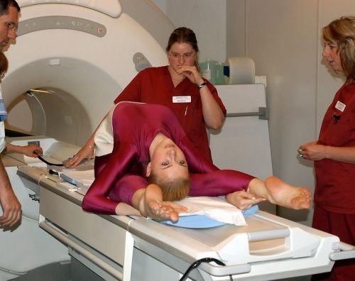 A đevojko draga, kako ć'mo te tute taku ugurat, gospet'!