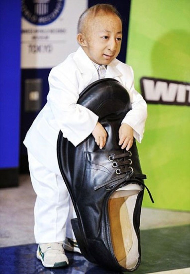 Najmanji čovjek na svijetu s cipelom najvećeg