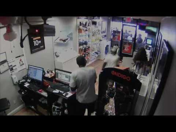 VIDEO: Pljačkaši ostali zaključani u dućanu, osramotili se pred cijelim internetom!