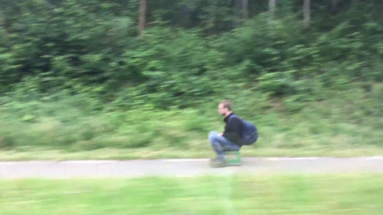 VIDEO Najčudnije vozilo ikad: Lik se vozio na... gajbi piva!