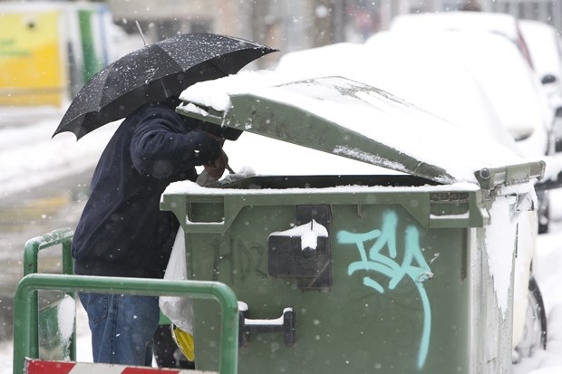 Razglednica iz Hrvatske: Kopanje kontejnerom da bi preživio