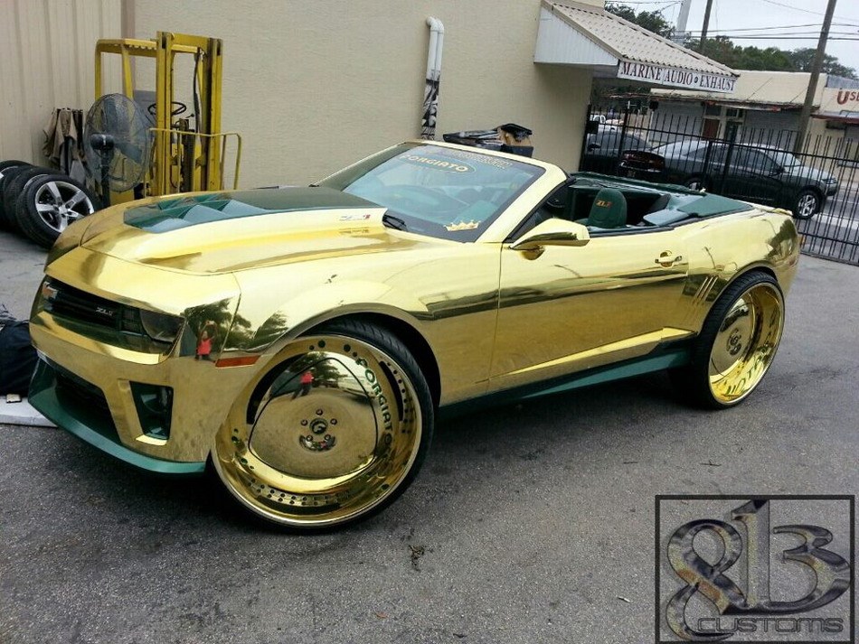 Tip sigurno ima i 83 kamena orla na ulazu u dvorište