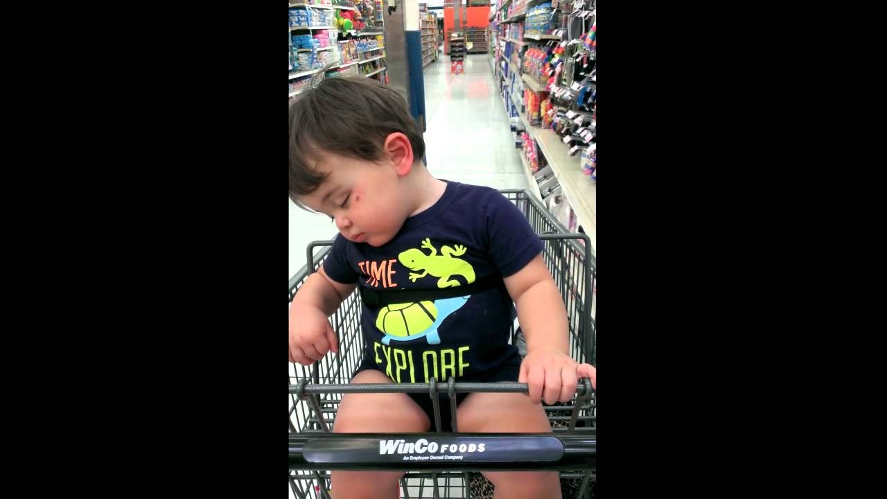 Dosta mu je kupovine: Mališan se bori da ne zaspi u kolicima!