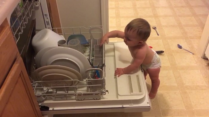 VIDEO Najbolja beba na svijetu "pomaže" mami kod pranja suđa!