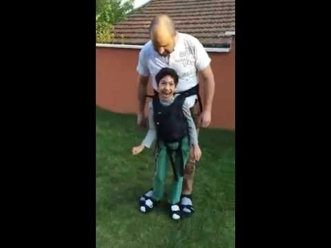 KAKVA SREĆA! Tata nepokretnom sinu priuštio prvu šetnju