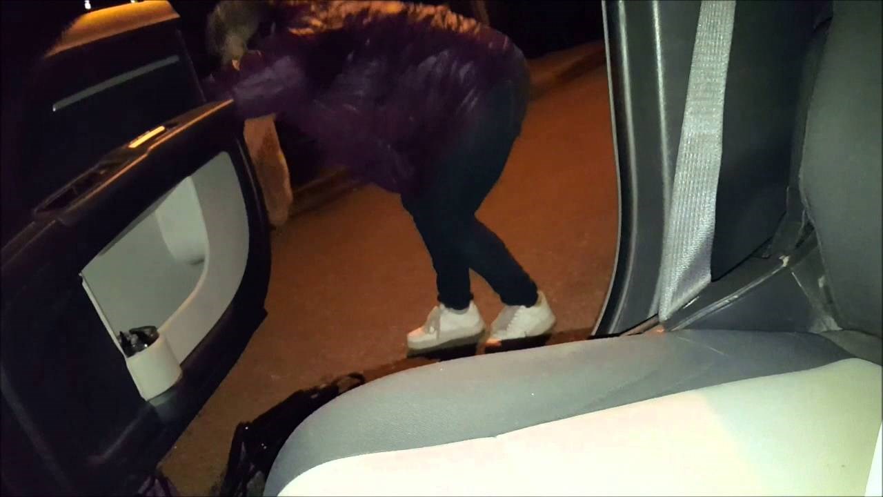 VIDEO Živčana žena se naljutila pa iskočila iz vozećeg auta, šokirani vozač je sve snimio!