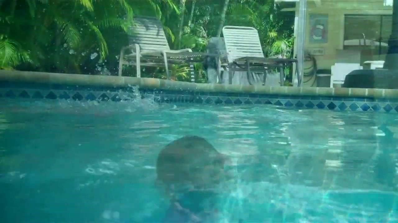 VIDEO: 2-godišnja djevojčica demonstrirala nevjerojatne ronilačke sposobnosti!