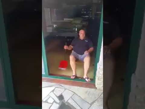 SAMO OPUŠTENO Dalmatinac i njegova borba protiv poplava postali hit na društvenim mrežama